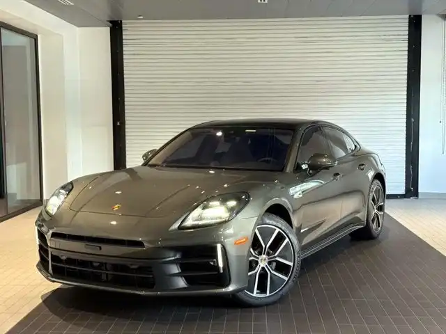 2025 Porsche Panamera 4's photo