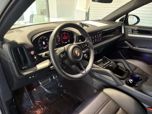 2025 Porsche Cayenne Base photo 4