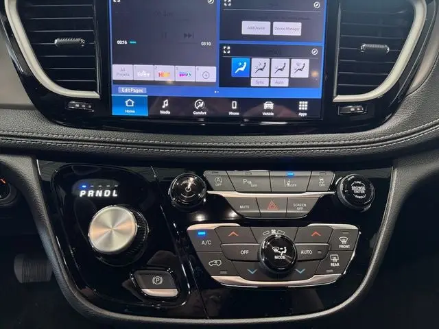 2027 Chrysler Pacifica Select AWD photo 3
