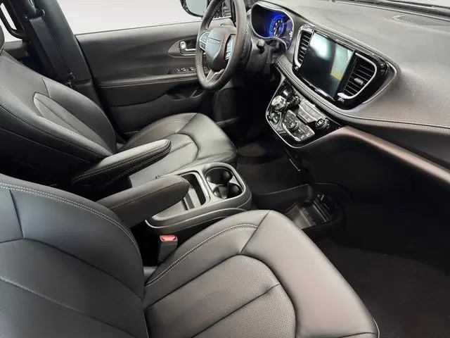 2027 Chrysler Pacifica Select AWD photo 4
