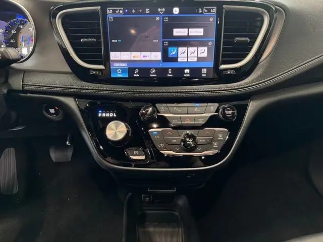 2027 Chrysler Pacifica Select AWD photo 5