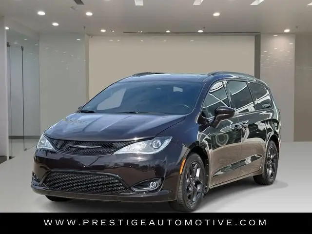 2019 Chrysler Pacifica Touring L Plus photo 1