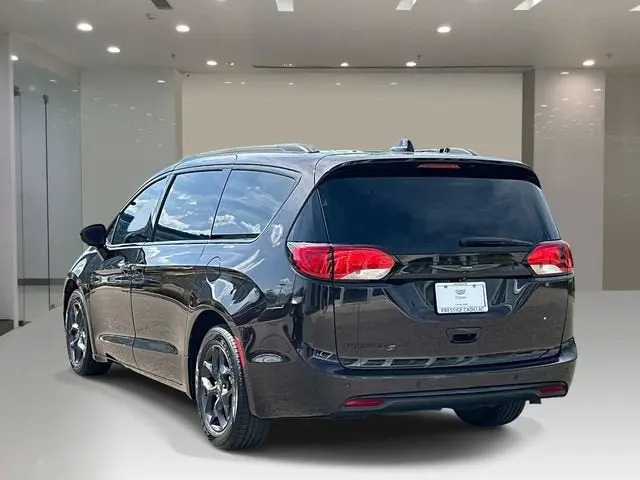 2019 Chrysler Pacifica Touring L Plus photo 3