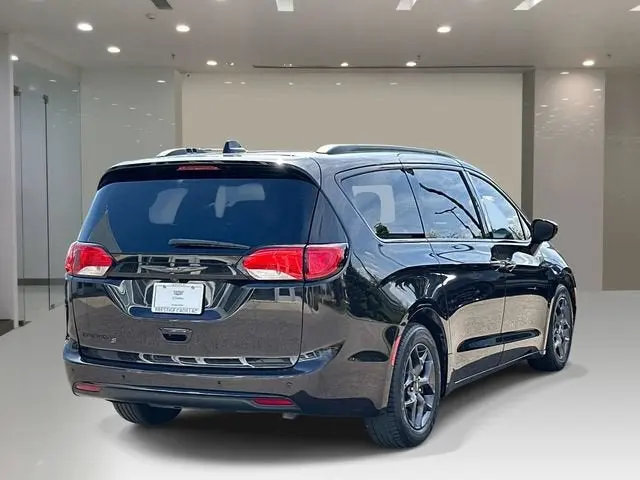 2019 Chrysler Pacifica Touring L Plus photo 4