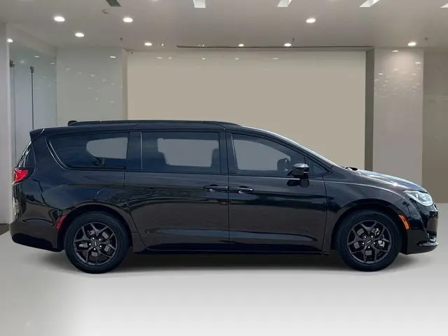 2019 Chrysler Pacifica Touring L Plus photo 5