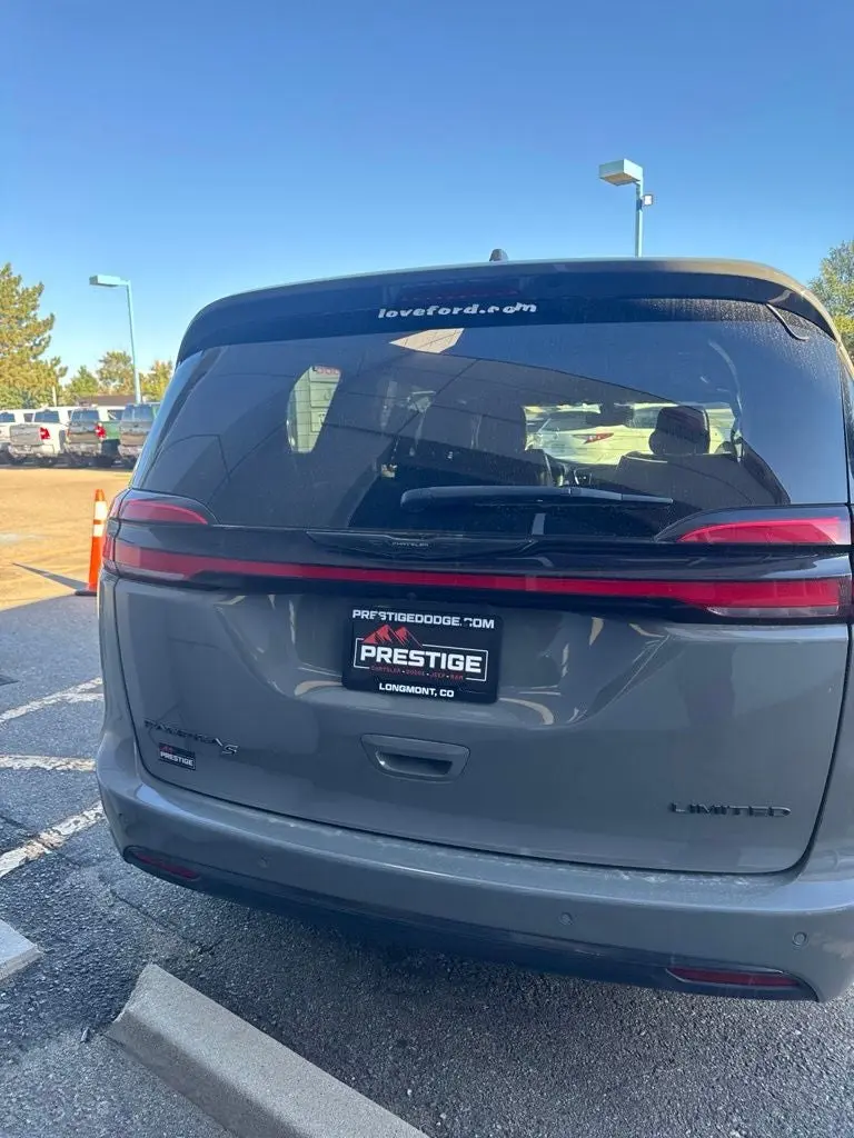 2025 Chrysler Pacifica Limited photo 3
