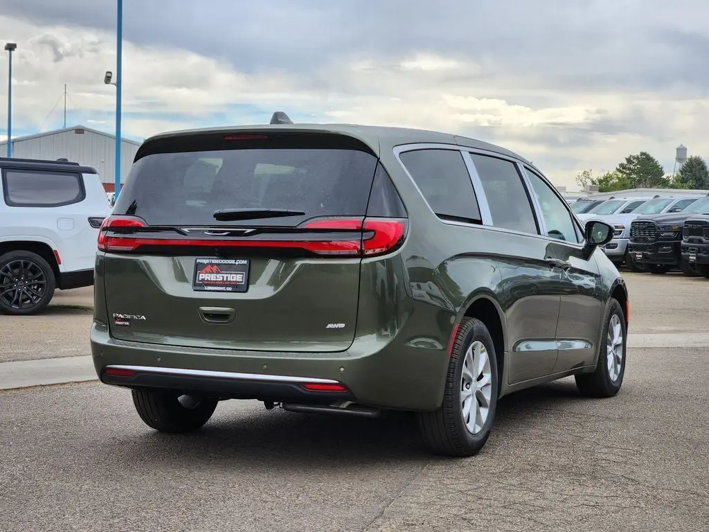 2027 Chrysler Pacifica Select AWD photo 3