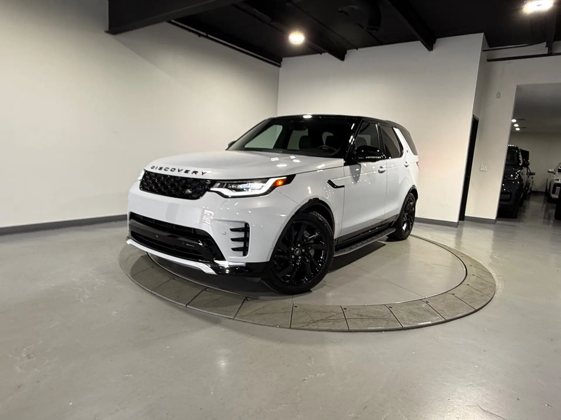 2023 Land Rover Discovery S R Dynamic photo 3