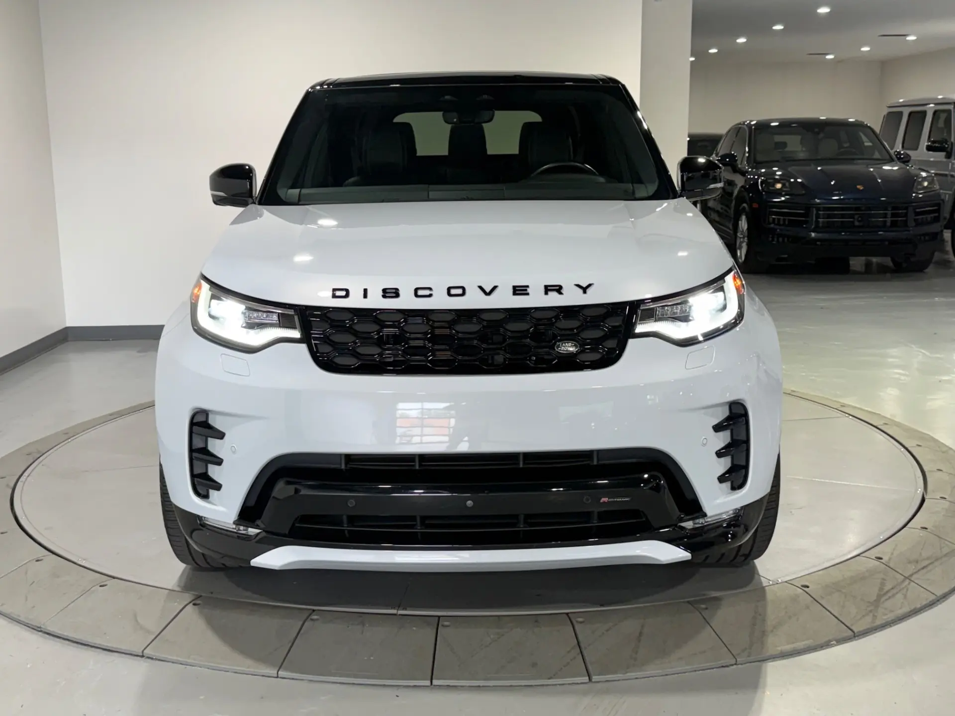 2023 Land Rover Discovery S R Dynamic photo 4