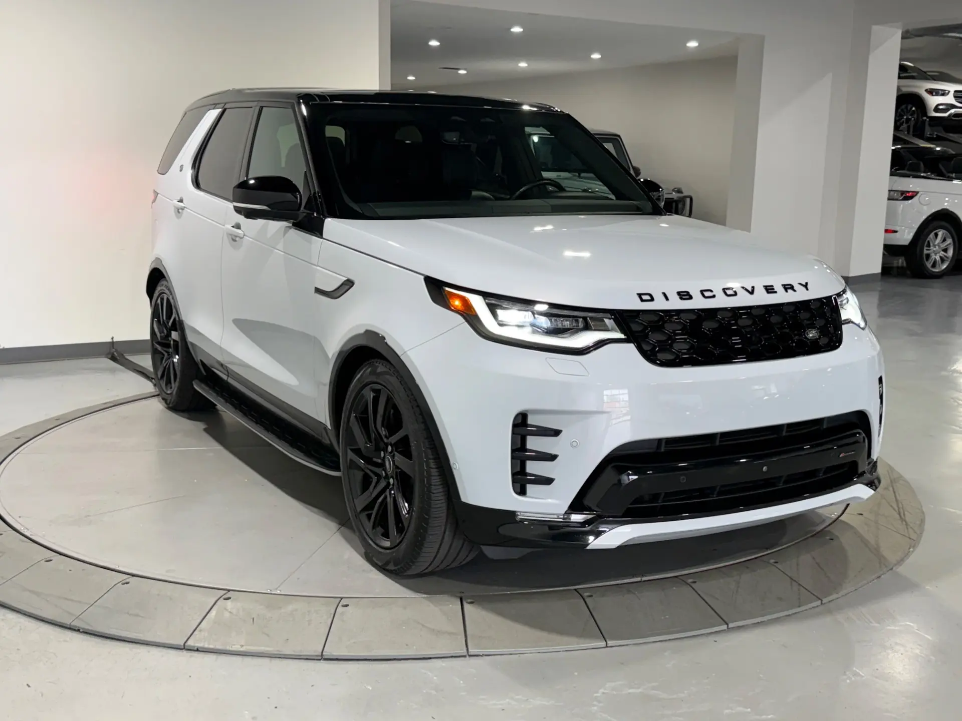 2023 Land Rover Discovery S R Dynamic photo 5