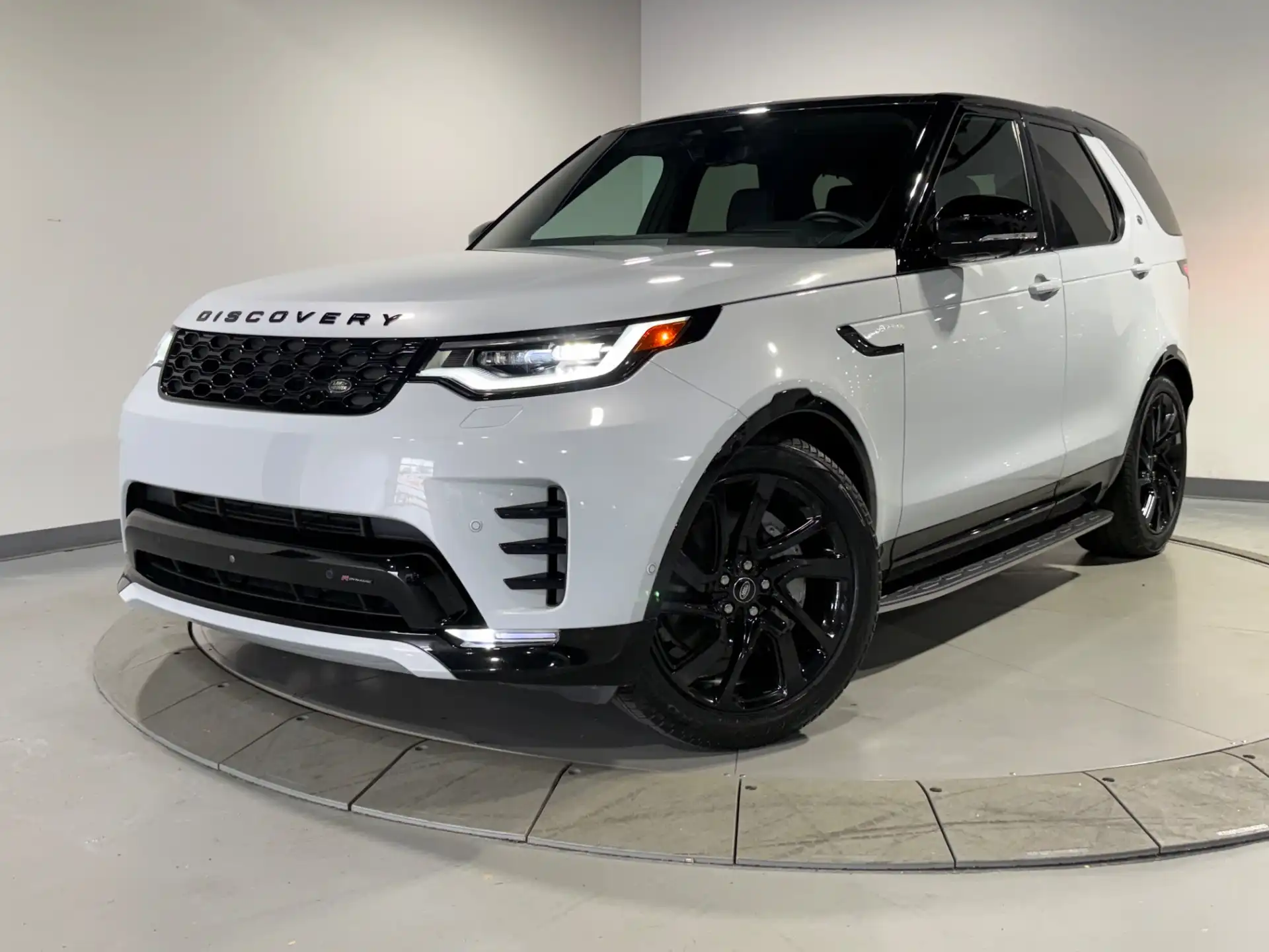 2023 Land Rover Discovery S R Dynamic's photo