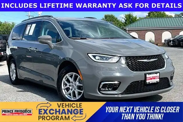 2022 Chrysler Pacifica Touring L's photo