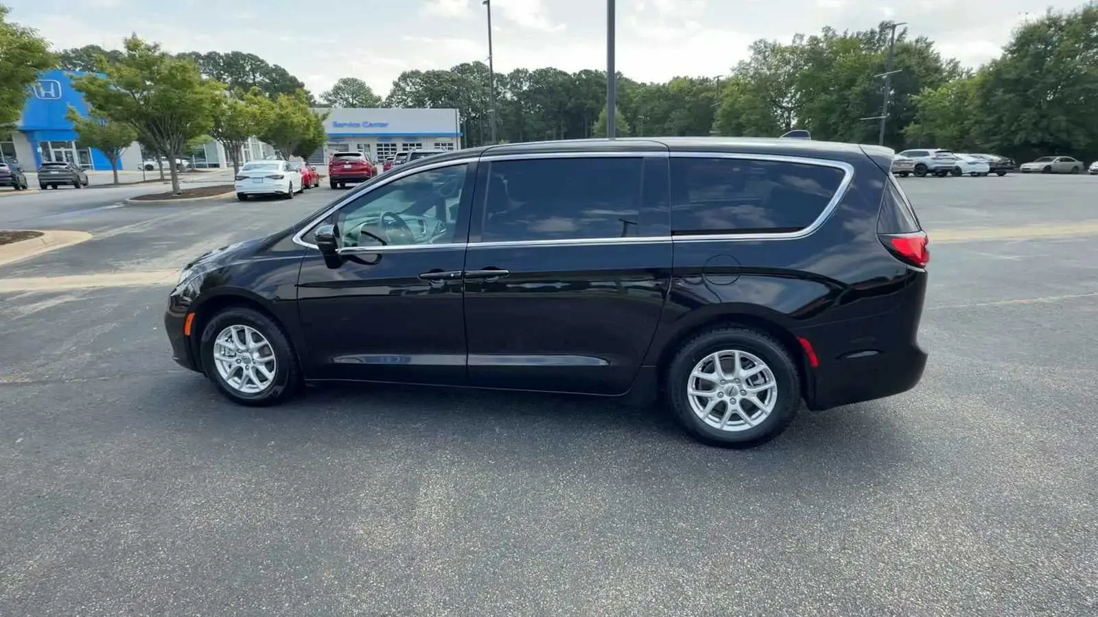 2025 Chrysler Pacifica Select photo 5