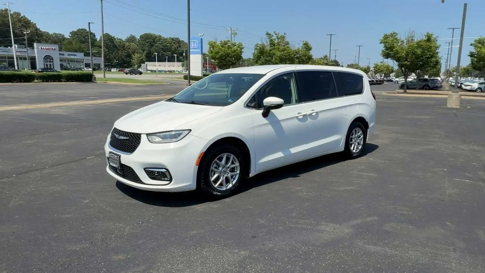 2023 Chrysler Pacifica Touring L photo 4