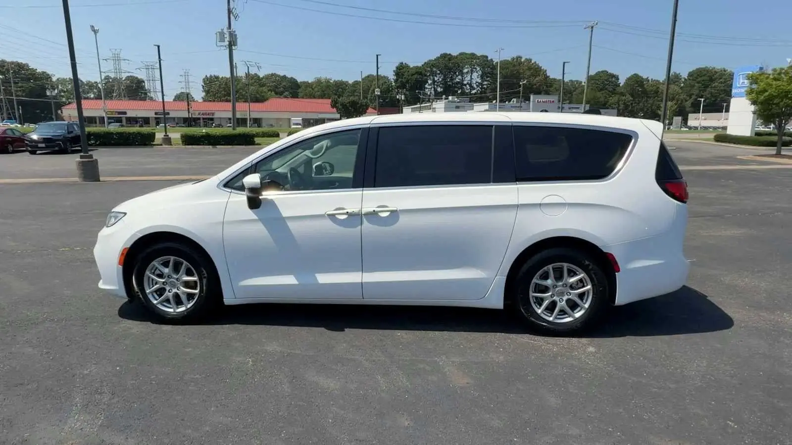 2023 Chrysler Pacifica Touring L photo 5