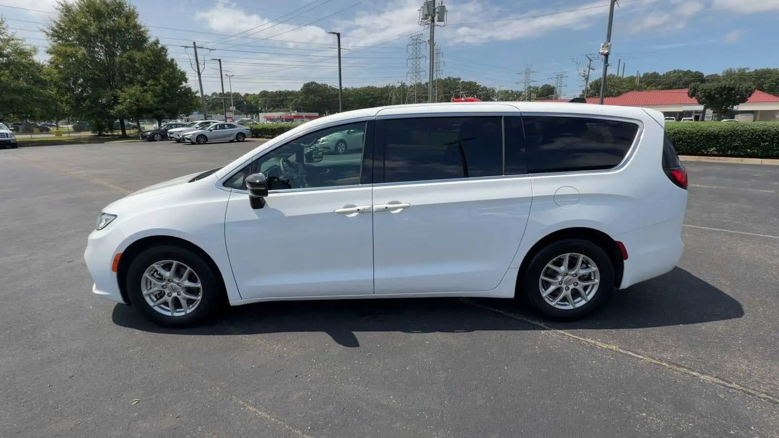 2025 Chrysler Pacifica Select photo 5