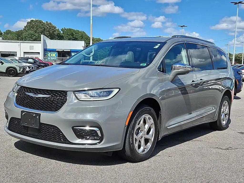 2021 Chrysler Pacifica Limited's photo