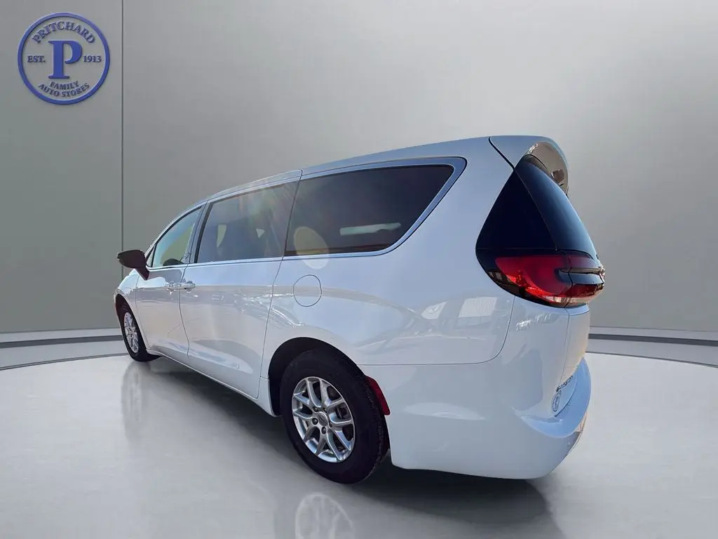 2025 Chrysler Pacifica Select photo 5