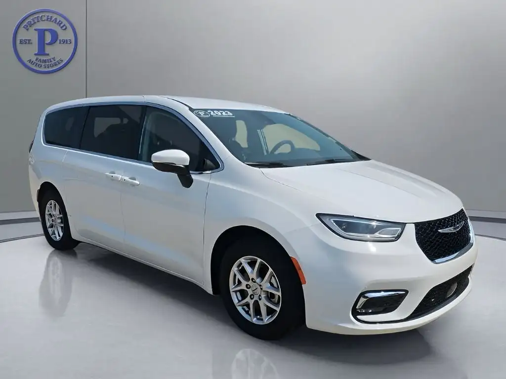 2023 Chrysler Pacifica Touring L's photo