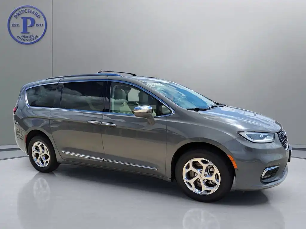 2021 Chrysler Pacifica Limited's photo
