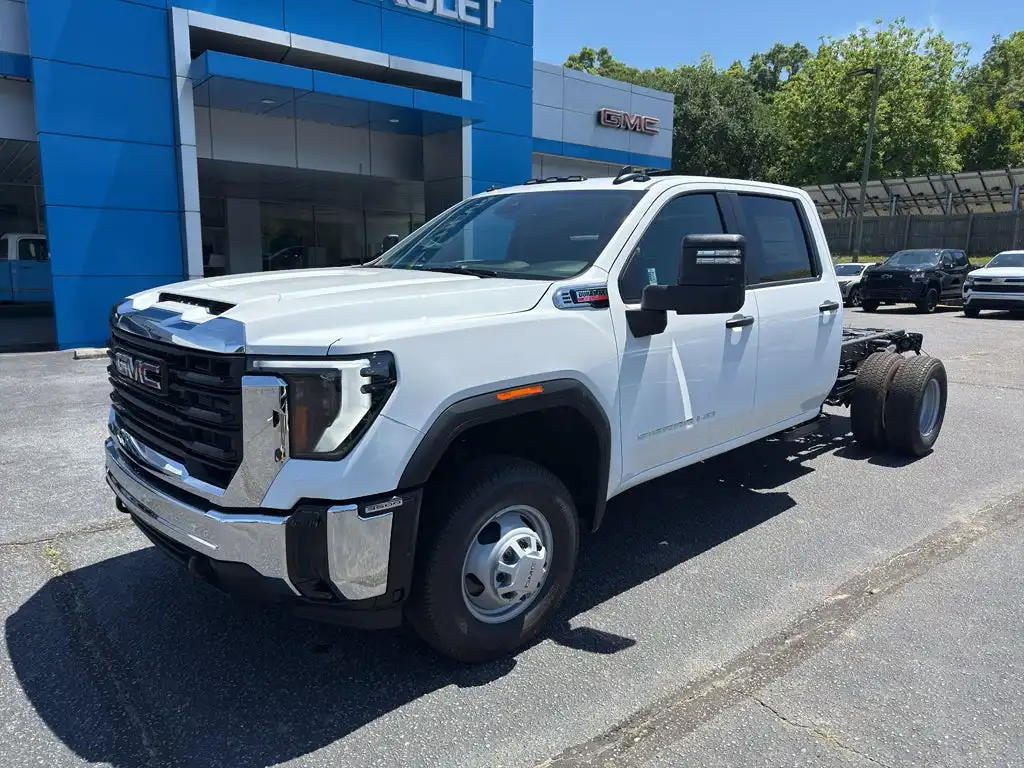 2026 GMC Sierra 4WD Crew Cab Chassis Pro's photo