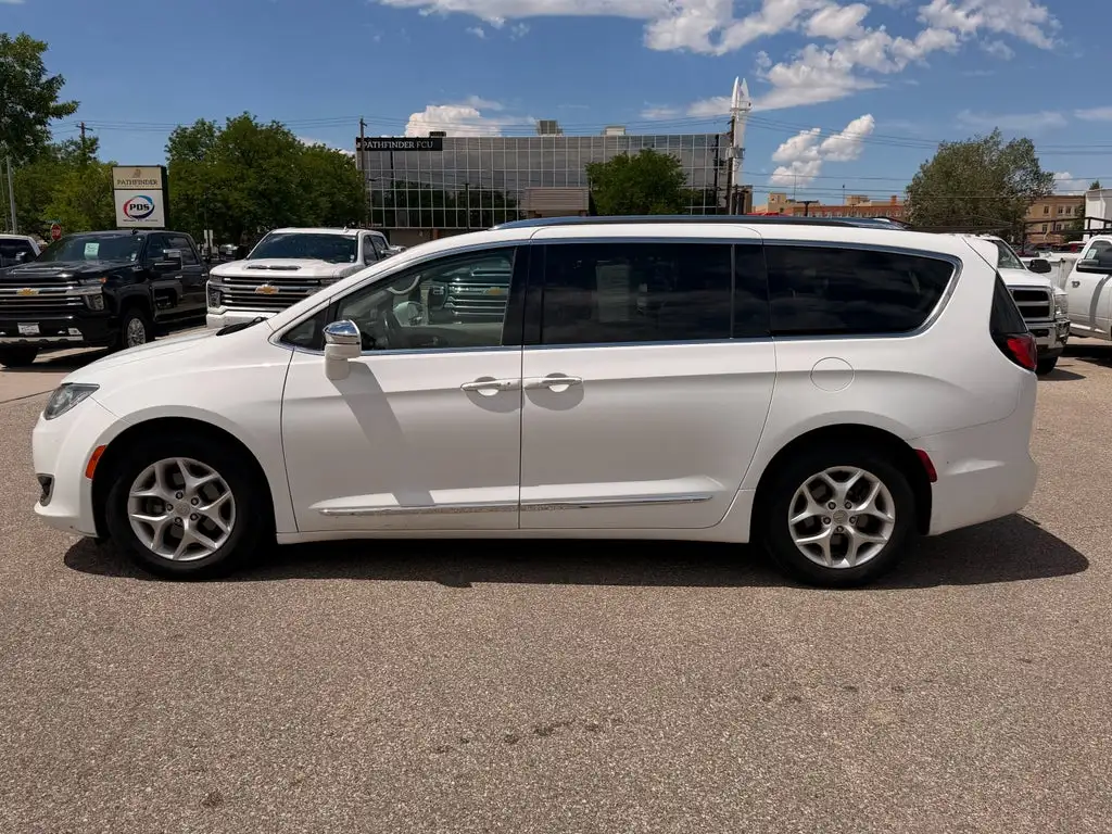 2020 Chrysler Pacifica Limited's photo