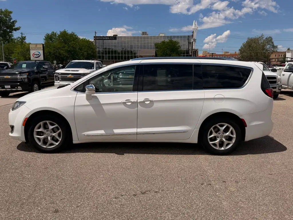 2020 Chrysler Pacifica Limited's photo