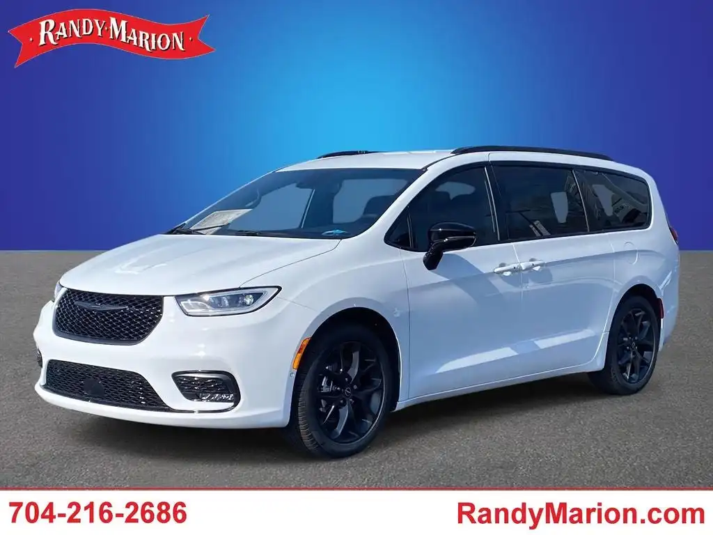 2026 Chrysler Pacifica Select's photo