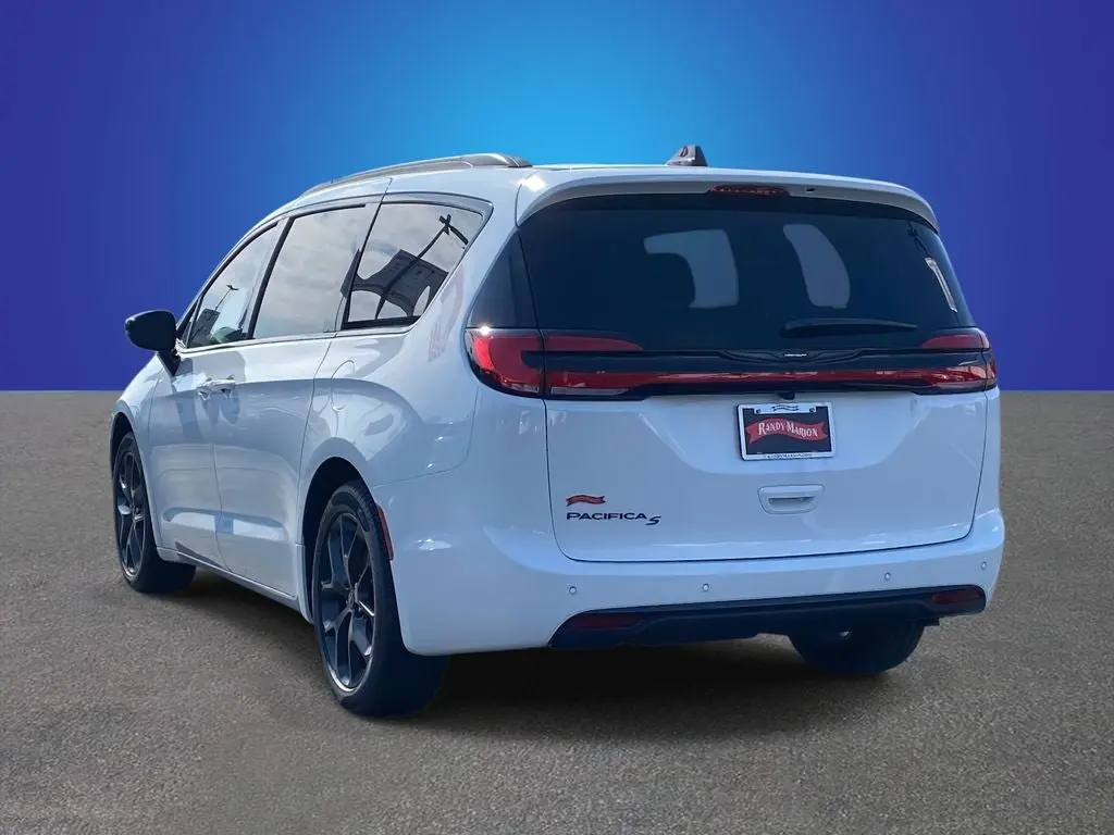 2026 Chrysler Pacifica Select photo 3