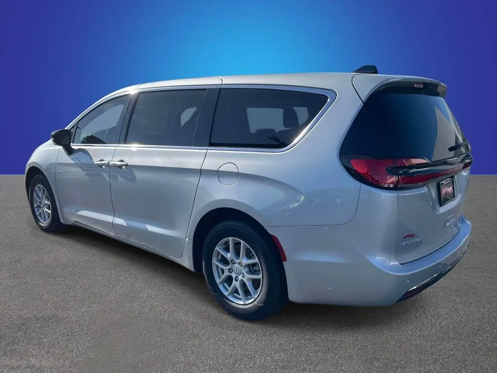 2026 Chrysler Pacifica Select photo 3