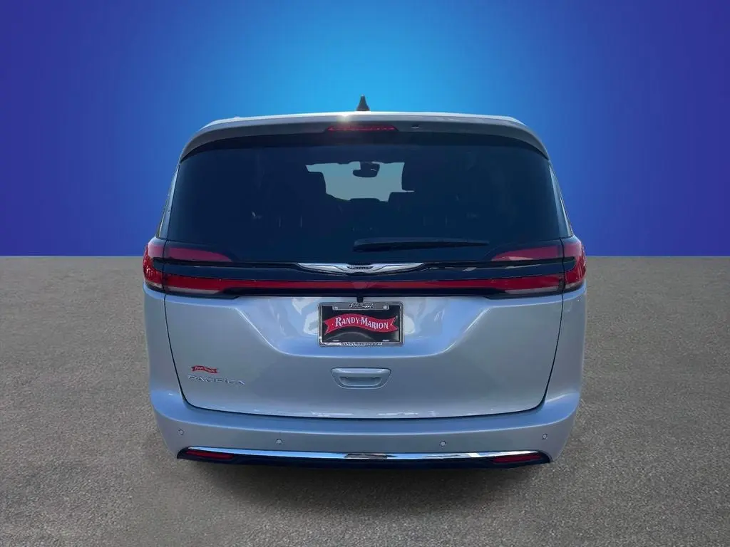 2026 Chrysler Pacifica Select photo 4