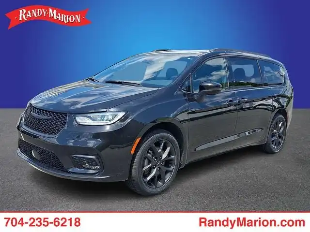 2023 Chrysler Pacifica Touring L AWD's photo