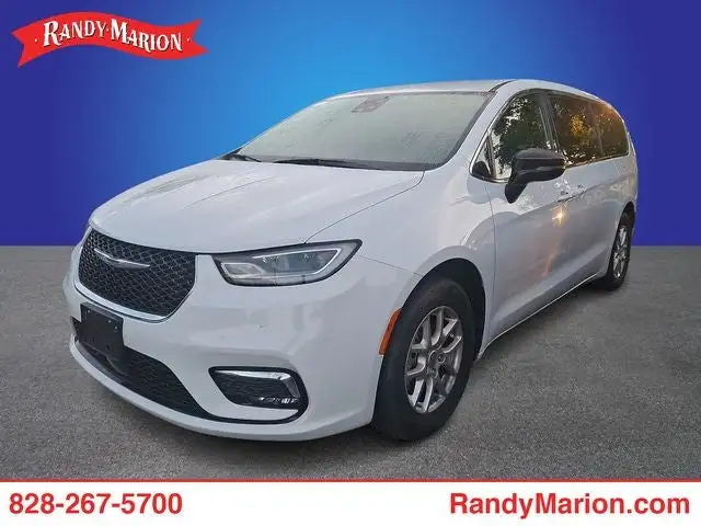 2025 Chrysler Pacifica Select's photo