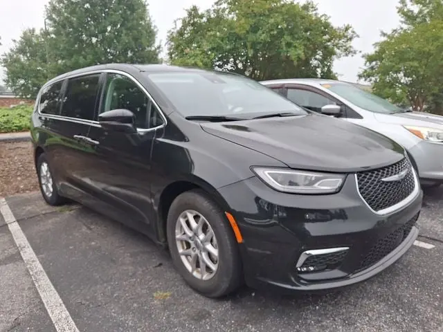 2023 Chrysler Pacifica Touring L photo 3