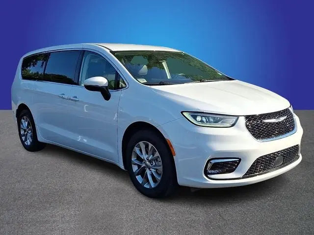 2023 Chrysler Pacifica Touring L AWD photo 3