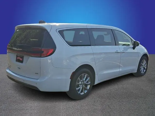 2023 Chrysler Pacifica Touring L AWD photo 4