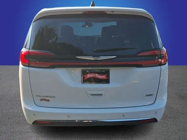2023 Chrysler Pacifica Touring L AWD photo 5