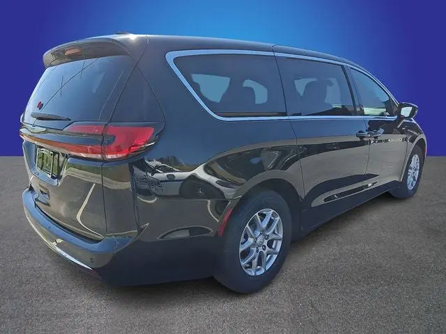 2026 Chrysler Pacifica Select photo 3