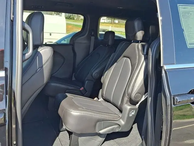 2026 Chrysler Pacifica Select photo 5