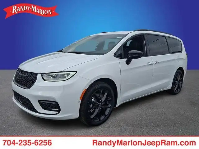 2026 Chrysler Pacifica Select's photo