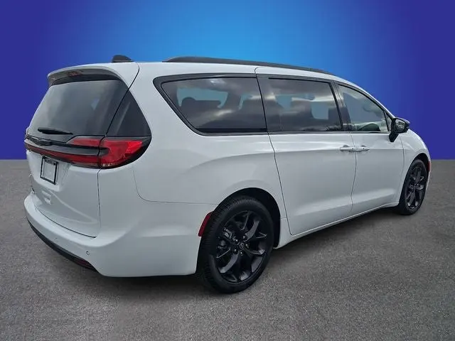 2026 Chrysler Pacifica Select photo 3