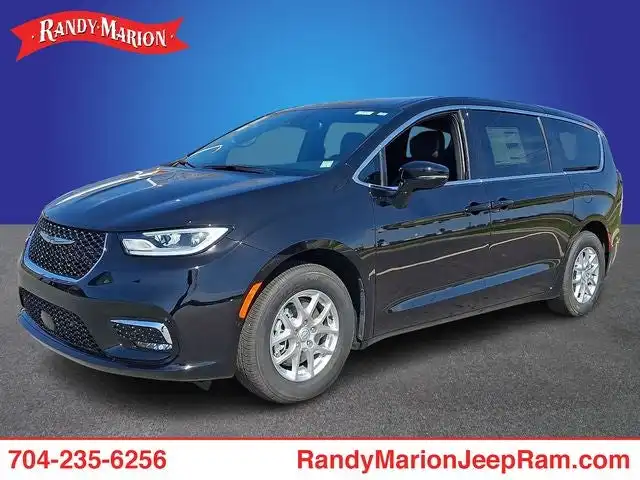 2026 Chrysler Pacifica Select's photo