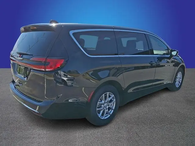 2026 Chrysler Pacifica Select photo 3