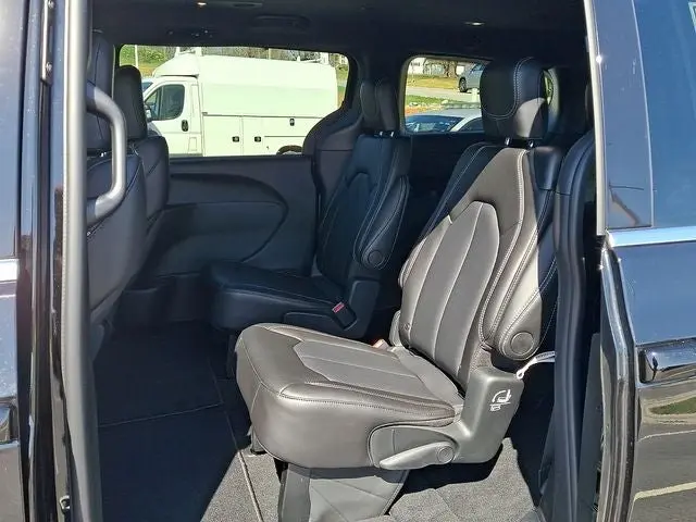 2026 Chrysler Pacifica Select photo 5