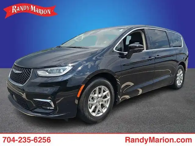 2024 Chrysler Pacifica Touring L's photo
