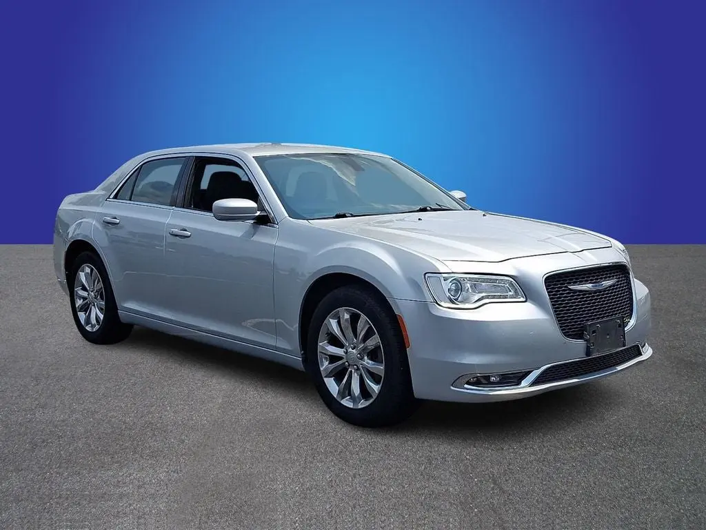 2019 Chrysler 300 Touring AWD photo 3