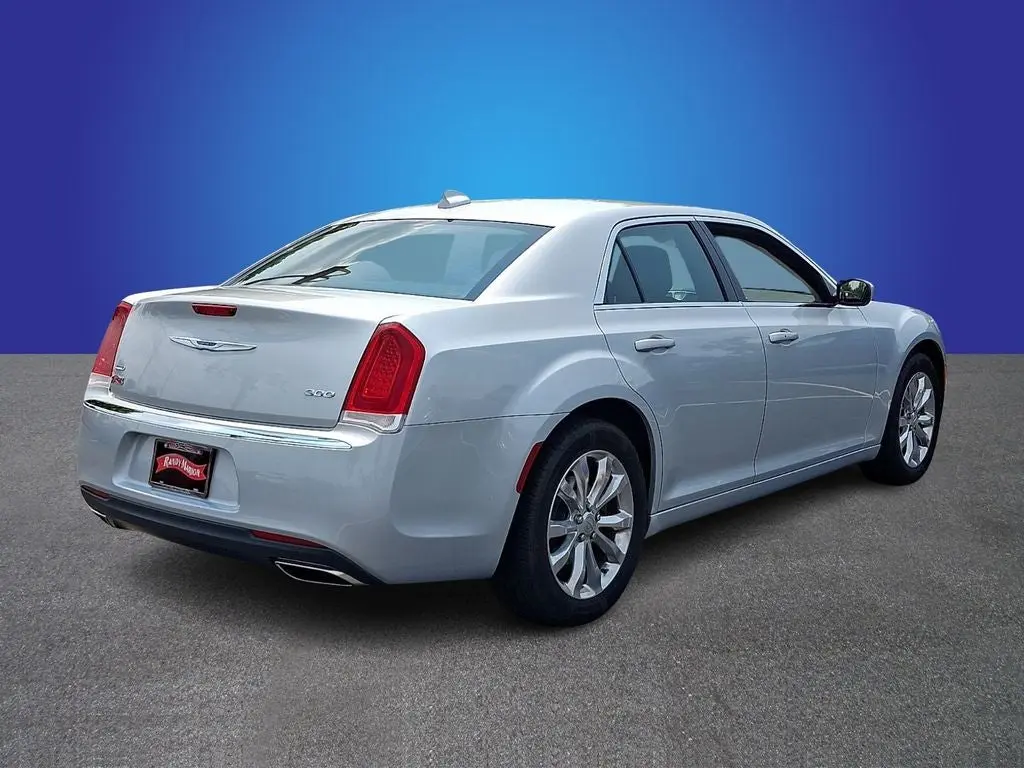 2019 Chrysler 300 Touring AWD photo 4