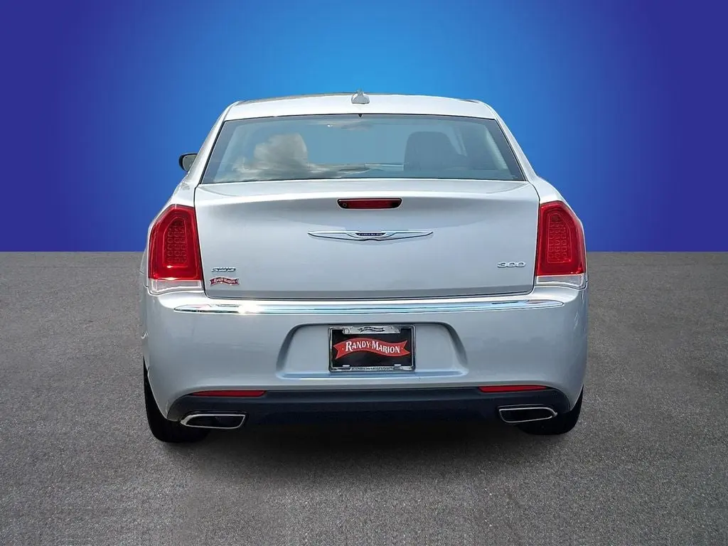 2019 Chrysler 300 Touring AWD photo 5