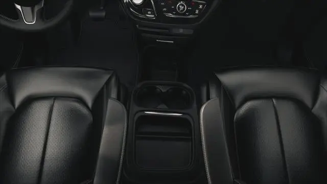 2027 Chrysler Pacifica Select photo 3