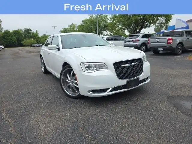 2019 Chrysler 300 Touring L's photo